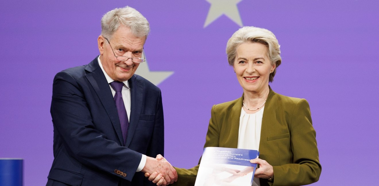 Sauli Niinistö and Ursula von der Leyen shaking hands at the presentation of the report on strengthening European preparedness