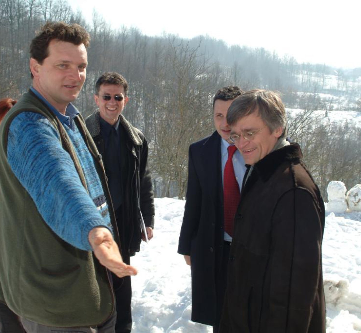 Nedjeljko Vukdragovic (left) tells OSCE Mission Head Peter Semneby of his daily struggles as a returnee, 10 February 2005.