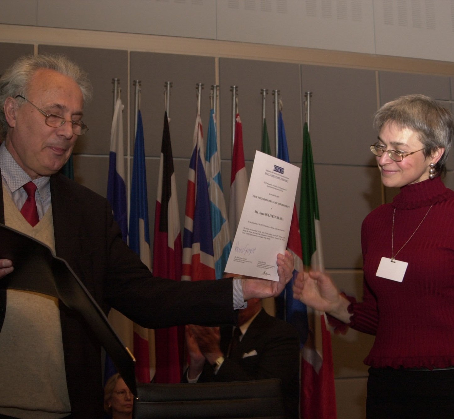 Russian journalist Anna Politkovskaya received the 2003 OSCE Prize for Journalism and Democracy from Freimut Duve at the Parliamentary Assembly's Winter Meeting in Vienna, 20 February 2003.