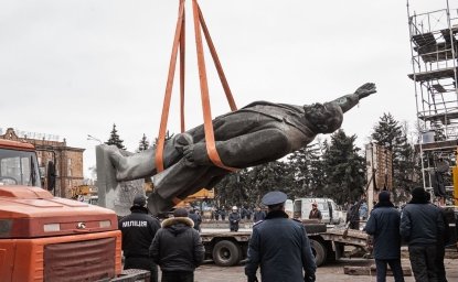 Dismantling Lenin Statue in Zaporizhzhia Ukraine