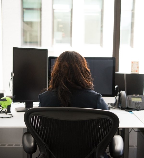 image- women at desk