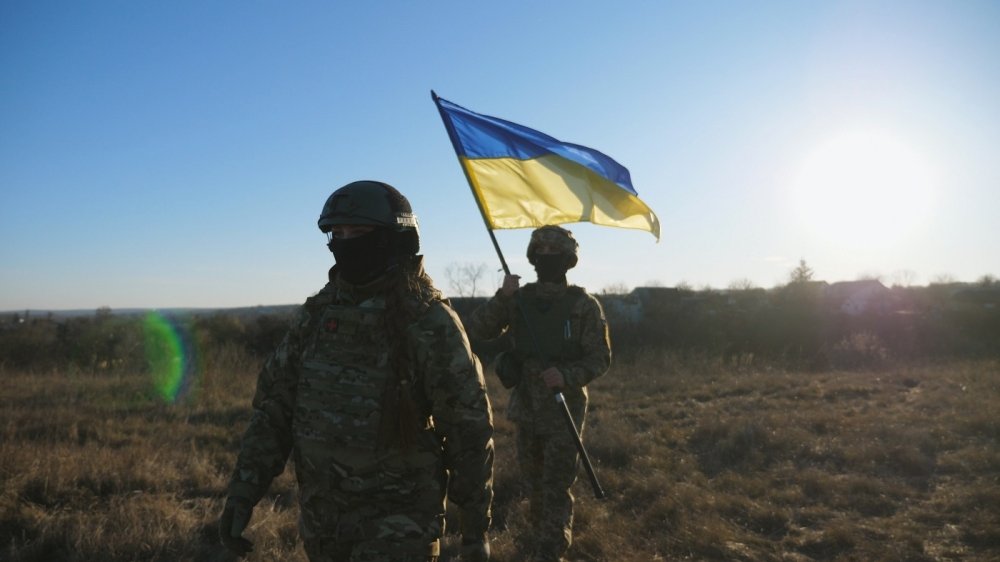 Ukraine soldiers with flag