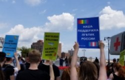 pro-LGBTQ protest signs in Russian