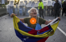 Video_Consuelo Marquez holds a Venezuelan flag in front of police blocking demonstrations against the official election results declaring President Nicolas Maduro's reelection, the day after the vote in Caracas, Venezuela, Monday, July 29, 2024. 