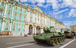 Saint Petersburg. Russia. Tanks in the palace square. T 34. Arms exhibition. Tank on the background of the Hermitage. Defense of Leningrad. Blockade. Second World War. Soviet weapons. 09.08.2017