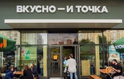 People at the entrance of the fast-food restaurant "Vkusno i tochka" in Moscow